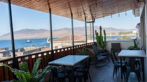 a restaurant with tables and chairs and a view of the ocean at Hotel La Casona del Desierto in Huasco