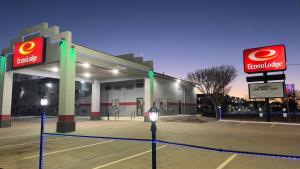 une station-service koreanoreanorean avec kfc dans l'établissement Econo Lodge Tucumcari Route 66, à Tucumcari