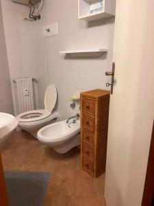 ein Bad mit einem WC, einem Bidet und einem Waschbecken in der Unterkunft Artesina sulle piste in Sella della Turra