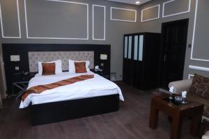 Winter Hotel في اسلام اباد: غرفة نوم بسرير كبير وأريكة