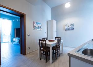 墨西拿的住宿－CONTE CAVOUR，厨房配有桌椅和冰箱。