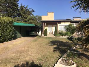 a house with a yard in front of it at La casa de Yayo in Villa Giardino