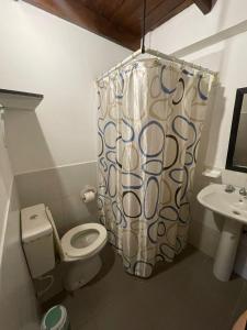 La salle de bains est pourvue de toilettes et d'un lavabo. dans l'établissement Keila's Apartment, à Concordia