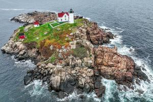 um farol numa ilha no oceano em Pearly Shores em York