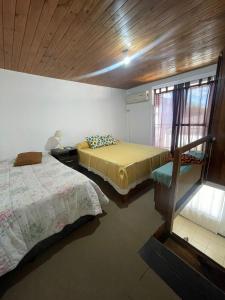 1 Schlafzimmer mit 2 Betten und einem Fenster in der Unterkunft Keila's Apartment in Concordia