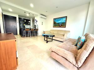 a living room with a couch and a table at Apto vacacional Morros 3 - Salida directa al mar in Cartagena de Indias