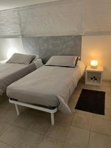 two beds sitting next to each other in a bedroom at Agriturismo Villa Dei Gelsi in Cotignola