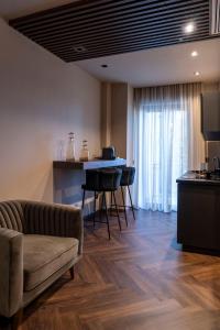 un soggiorno con un divano e un tavolo di Luci Su Cavour a Bari Altre 30 foto