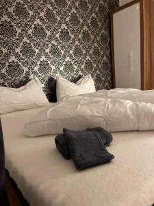 - un lit avec 2 oreillers blancs au-dessus dans l'établissement apartment ALUB, à Bischofshofen