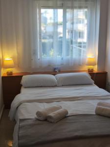 哈維亞的住宿－Atenas 2 - Monty´s，一间卧室配有一张大床和两条毛巾