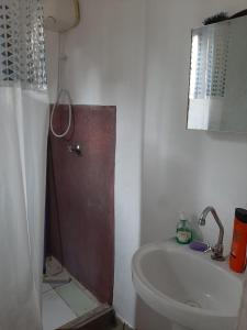 パラチにあるCasa Paratyのバスルーム(シャワー、バスタブ、トイレ付)