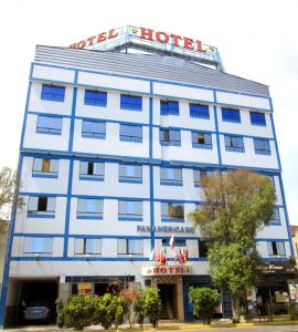 un edificio con un cartello dell'hotel sopra di Hotel Panamericano a Lima