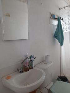 パラチにあるCasa Paratyのバスルーム(白い洗面台、トイレ付)