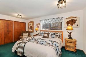 Ένα ή περισσότερα κρεβάτια σε δωμάτιο στο Everwood Serenity Treehouse onTrail head/Sledding