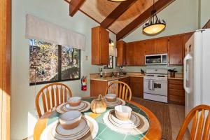 Η κουζίνα ή μικρή κουζίνα στο Everwood Serenity Treehouse onTrail head/Sledding