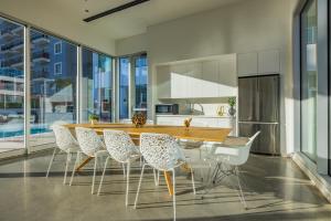 una cucina con tavolo e sedie in legno di @ Marbella Lane - Grand 2BR w/ Beach & Ocean Views a Long Beach