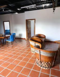 Pokój z kanapą, stołem i krzesłami w obiekcie INTI 0 w mieście San Antonio de las Alzanas