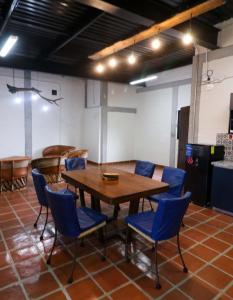 una sala de conferencias con una mesa de madera y sillas azules en INTI 0 en San Antonio de las Alzanas