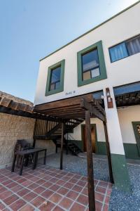 - un bâtiment doté d'une terrasse avec une table en face dans l'établissement INTI 0, à San Antonio de las Alzanas