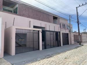 Un edificio con cancelli sul lato. di Casa Rebello - Pousada a Itajaí