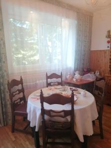 uma sala de jantar com uma mesa e cadeiras e uma janela em Dom "Honorat", Kamianna 70, 33-336 em Kamianna