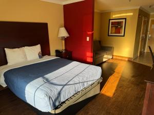 Ένα ή περισσότερα κρεβάτια σε δωμάτιο στο Inn & Suites at Fort Gregg-Adams