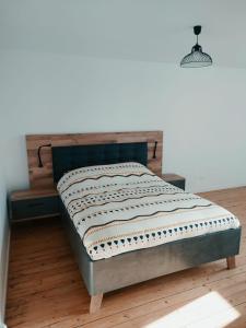 a bedroom with a bed with a wooden floor at C'COZY - grande maison calme et lumineuse in Sablé-sur-Sarthe