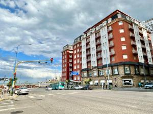 una intersección con un semáforo rojo y un edificio en Monoambiente céntrico equipado en Mar del Plata