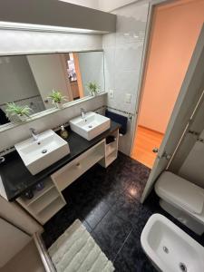 a bathroom with two sinks and a large mirror at Apartamento en Pocitos in Montevideo