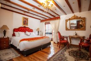 um quarto com uma cama grande e um espelho em Casona Corrales Hotel Boutique em Cusco