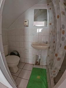 uma pequena casa de banho com lavatório e WC em MORENAS BACKPACKERs em Cusco