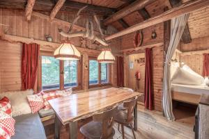 a dining room with a wooden table in a cabin at Kitzkopf Hütte in Mayrhofen