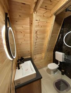 Šavnik的住宿－Silence House，木制浴室设有卫生间和水槽