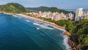 z powietrza widok na plażę i miasto w obiekcie Apartamento em Guarujá Praia do Tombo, 300mts do mar - TOMBO BEACH HOST w mieście Guarujá