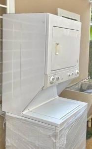 a microwave oven sitting on top of a refrigerator at Casa en Ceiba 15 min de la playa in La Ceiba