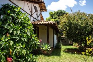 a garden outside a house with plants and trees at Casa das Pedras in Lagoa Santa