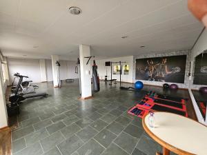 una habitación con un gimnasio con equipamiento de ejercicio. en Residenza Piemonte Flat, en Serra Negra