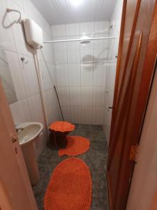 Um banheiro em Casa inteira, Quarto p 3 pessoas com Ar, Sala Cozinha,Wifi,Garagem Coberta