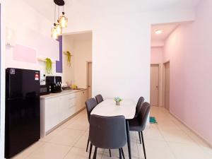 a kitchen and dining room with a table and chairs at The Horizon Ipoh 2BR L12 by Grab A Stay in Ipoh