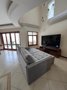 uma sala de estar com um sofá e uma televisão de ecrã plano em Casapark2indaiatuba em Indaiatuba