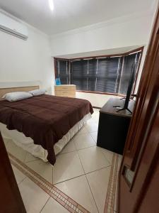um quarto com uma cama grande e uma janela em Casapark2indaiatuba em Indaiatuba