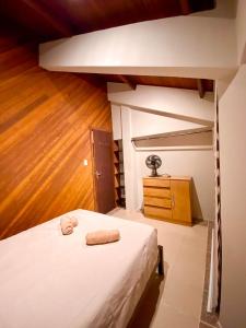 1 dormitorio con 1 cama y vestidor en Apartamento Cobertura Guaratuba, en Guaratuba
