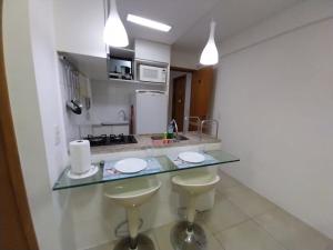 uma cozinha com dois WC e um balcão de vidro em Golden Shopping Home Service no Recife