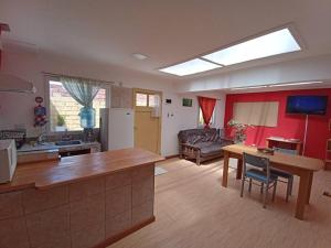 a kitchen and living room with a table and a couch at Casa Grilli cerca de la terminal in Río Gallegos