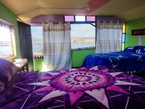 Urosfood & Titiqaqa Lodge في Uros: غرفة نوم بسريرين ونافذة كبيرة