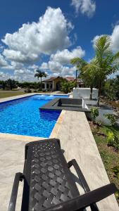 un banco sentado junto a una piscina en RANCHO SOFIA en Restrepo