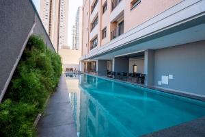 a swimming pool in the middle of a building at Citizen Bueno by Marzani Host in Goiânia