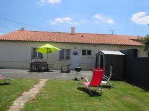 patio con sedie, ombrellone e griglia di Gîte familial avec belle cour, 3 chambres, proche vignobles et activités, au calme en campagne angevine - FR-1-622-11 a Saint-Georges-du-Puy-de-la-Garde