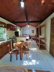 uma cozinha com mesa e cadeiras num quarto em Chalé da Barra - Loft em Maraú