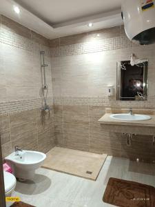 Sharm Hills Hotel في شرم الشيخ: حمام مع مرحاض ومغسلة